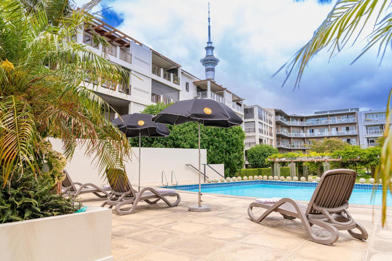 Ohtel Auckland Hotel Buitenkant foto The swimming pool at the hotel