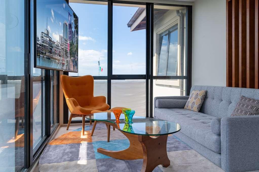 Ohtel Auckland Hotel Kamer foto A living room with a view of the city