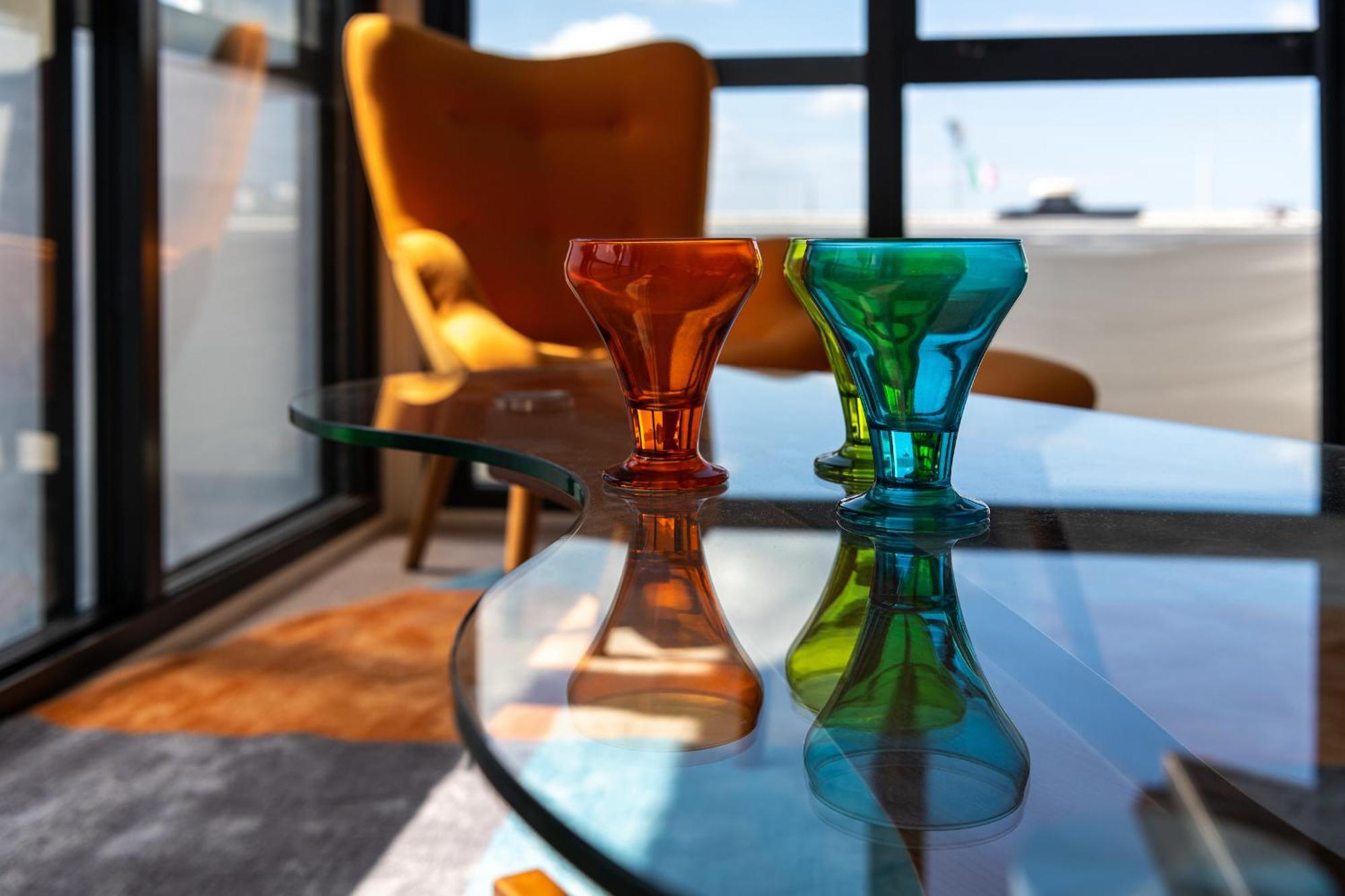 Ohtel Auckland Hotel Buitenkant foto Vases by the artist