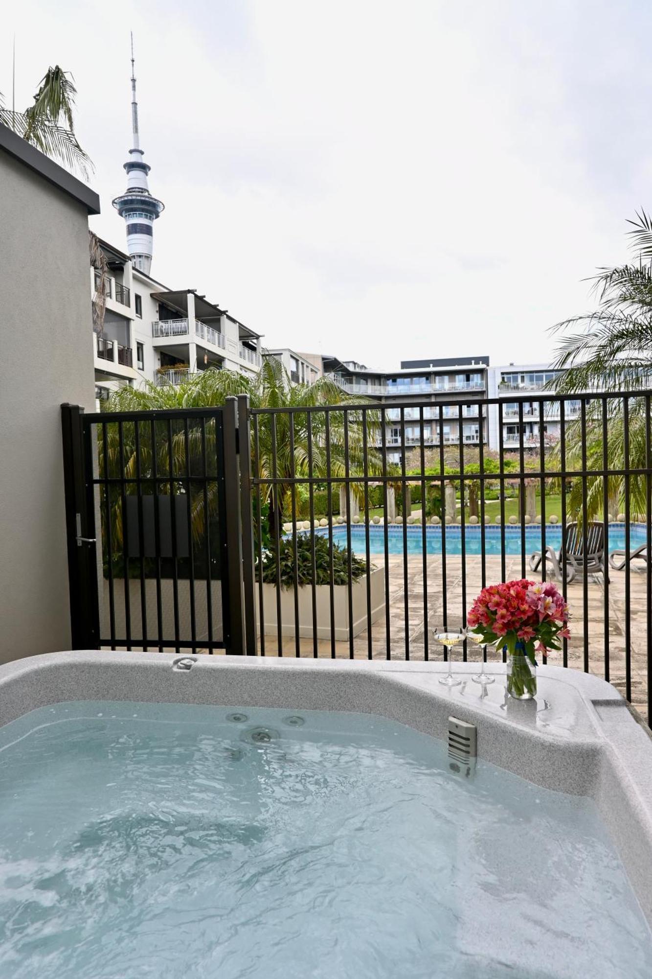 Ohtel Auckland Hotel Buitenkant foto A spa in a hotel